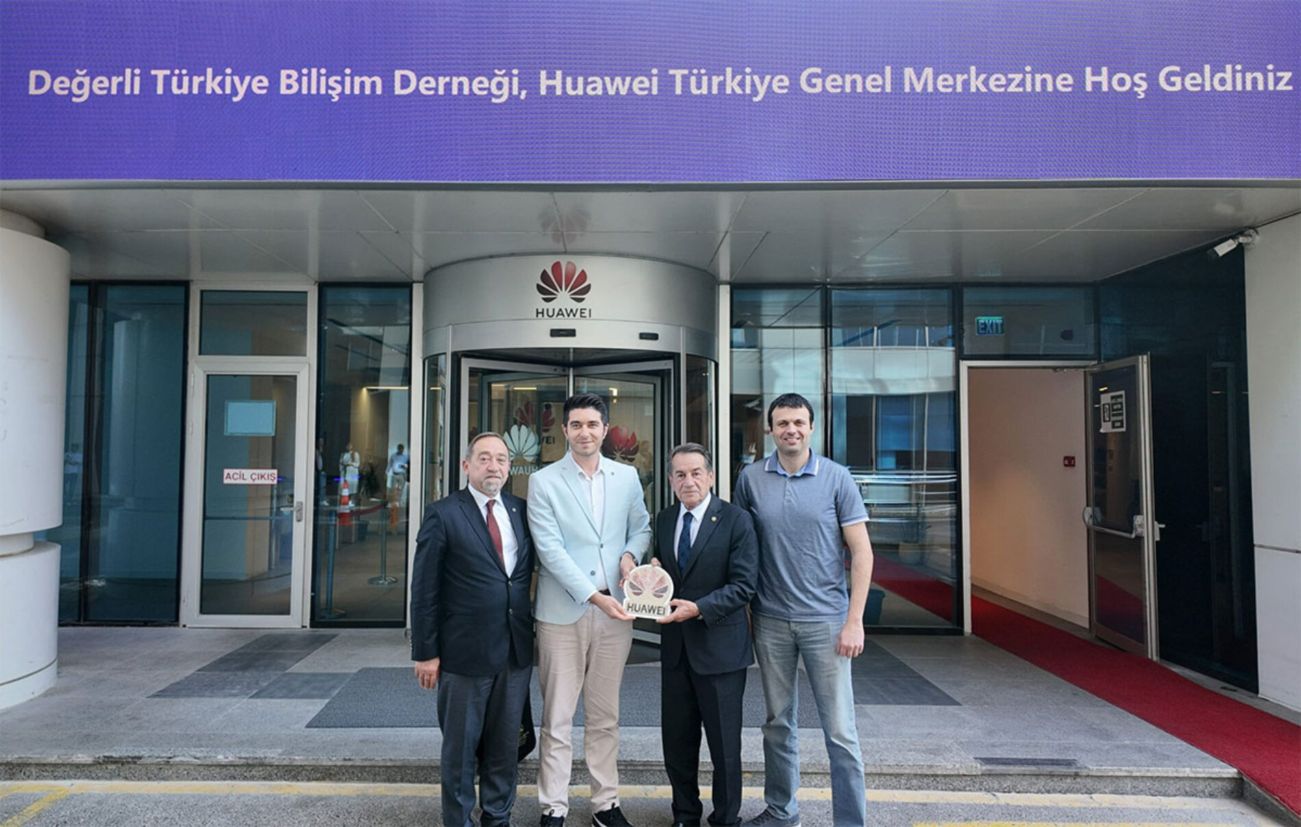 Türkiye Bilişim Derneği Huawei Genel Merkezi’ni Ziyaret Etti